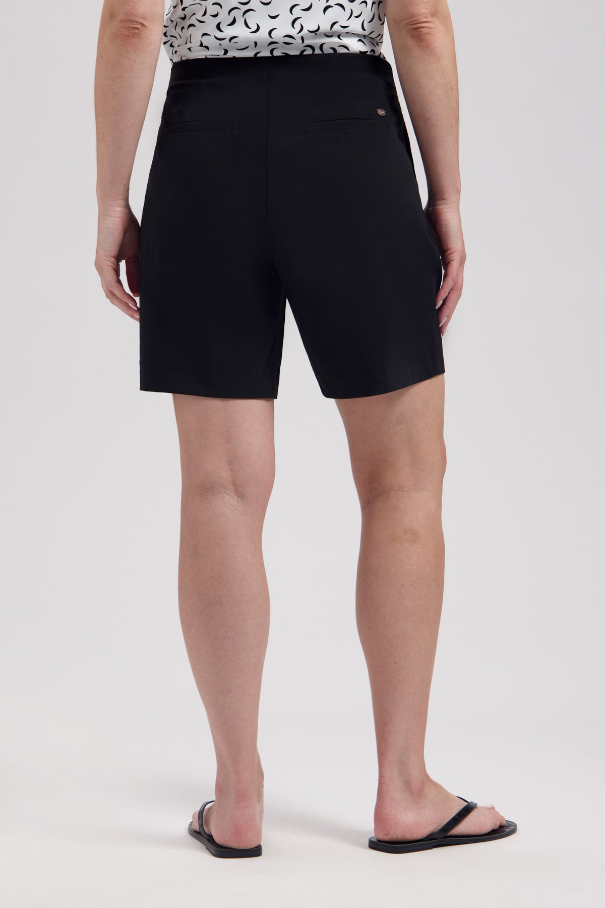 Zwarte Lady Day Travel Short Nola met comfortabele pasvorm en casual stijl, zichtbaar op de afbeelding.