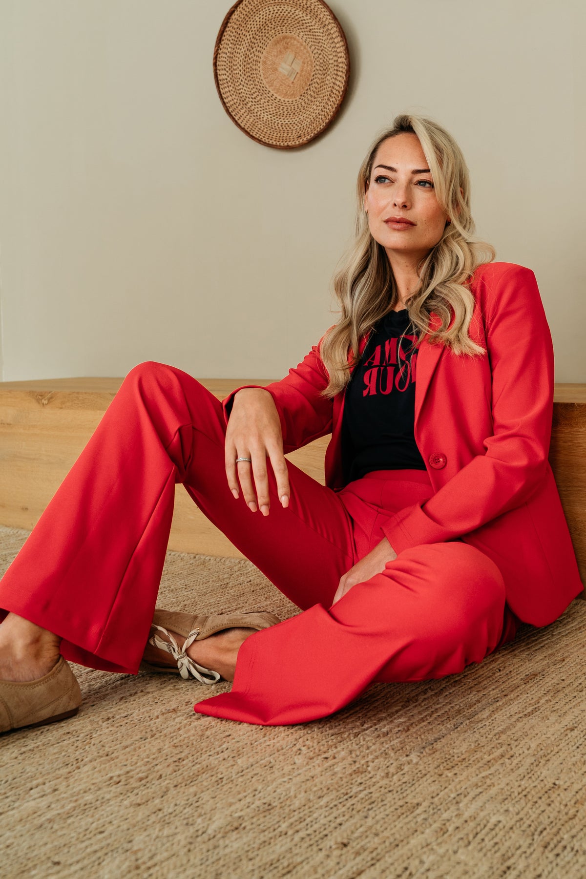 Dames heavy travel broek Pacey Red van &Co woman, comfortabel en duurzaam, getoond in een stijlvolle pasvorm.