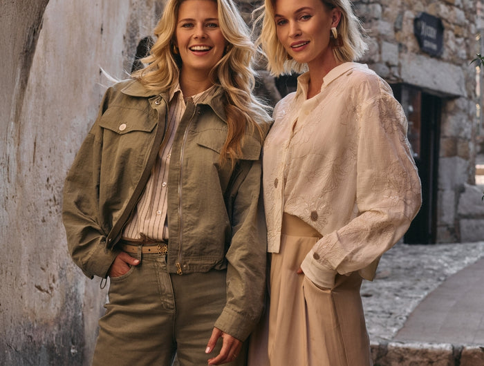 <h2><em>Online </em></h2>