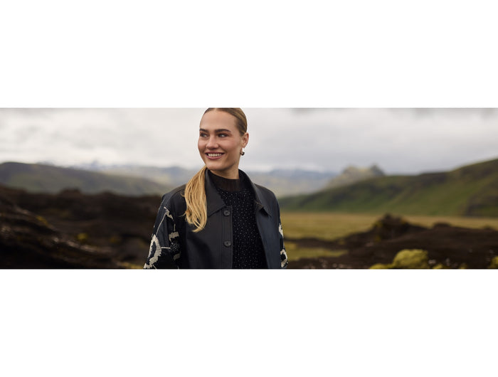 <h2><em>Online </em></h2>