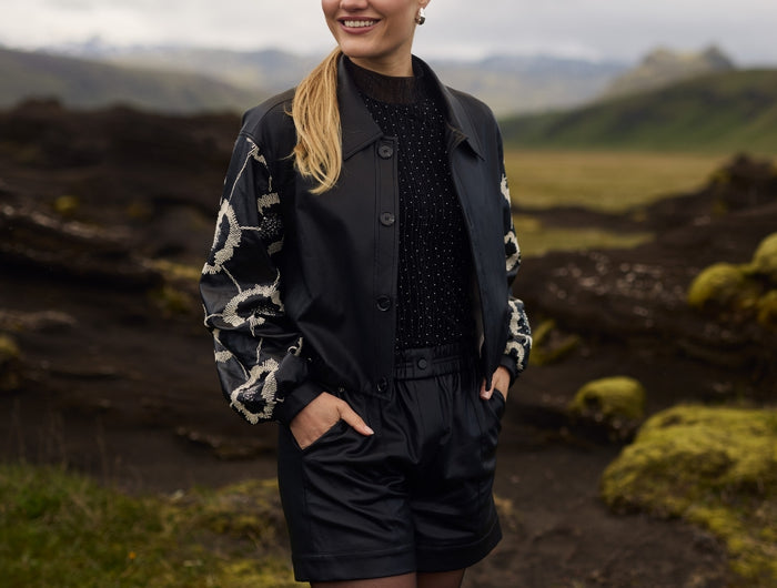 <h2><em>Online </em></h2>