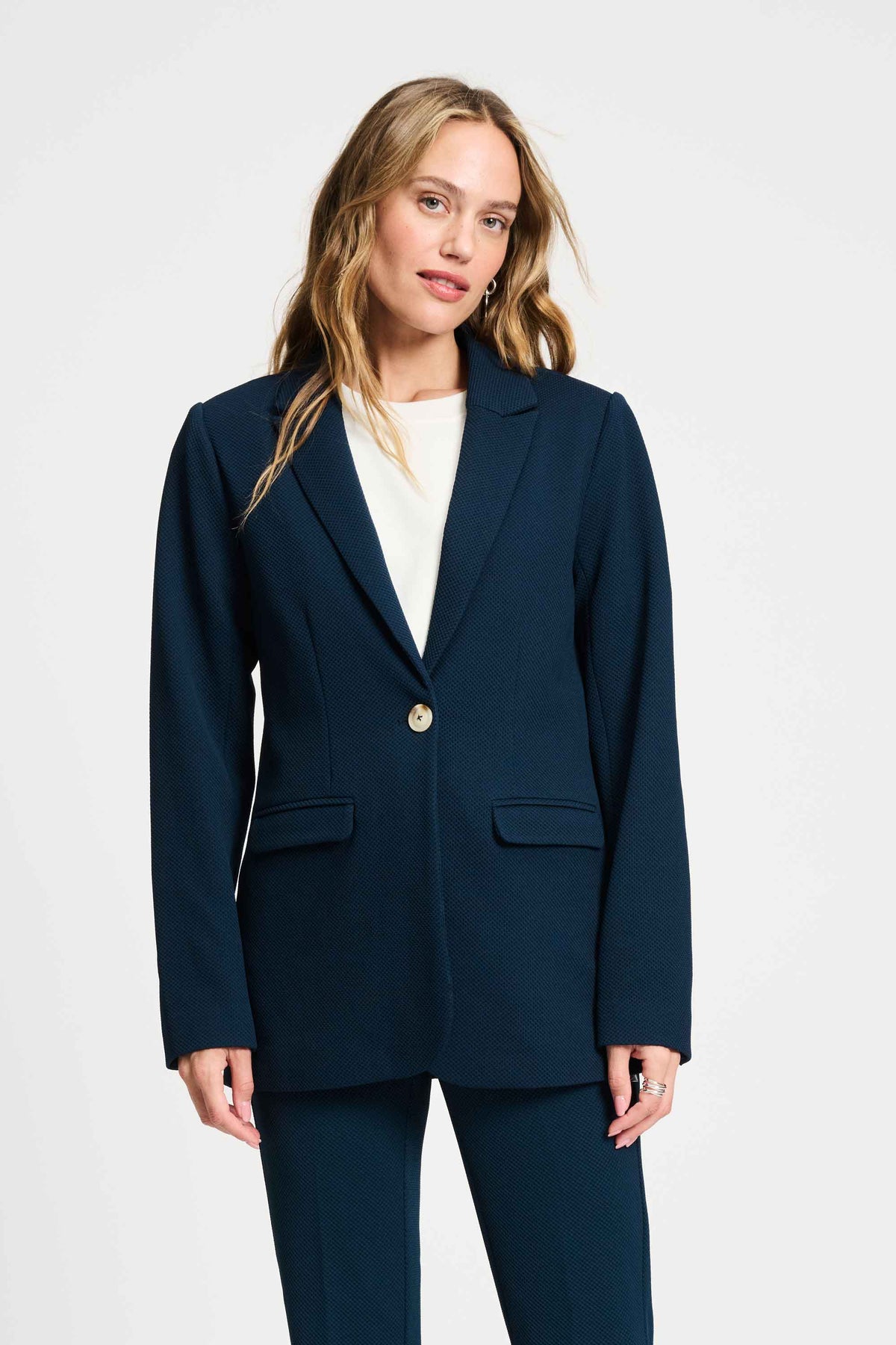 Blazer Chloe Eternal Blue van POM Amsterdam, close-up van de blauwe blazer met reverskraag en knopen.