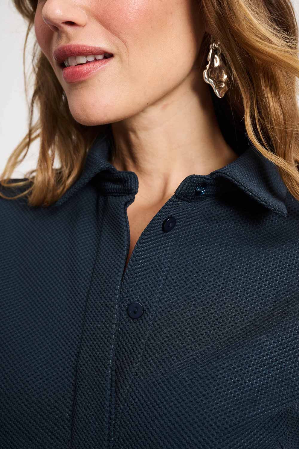 POM Amsterdam Megan jumpsuit in Eternal Blue, close-up van de jumpsuit met details van de stof en pasvorm.