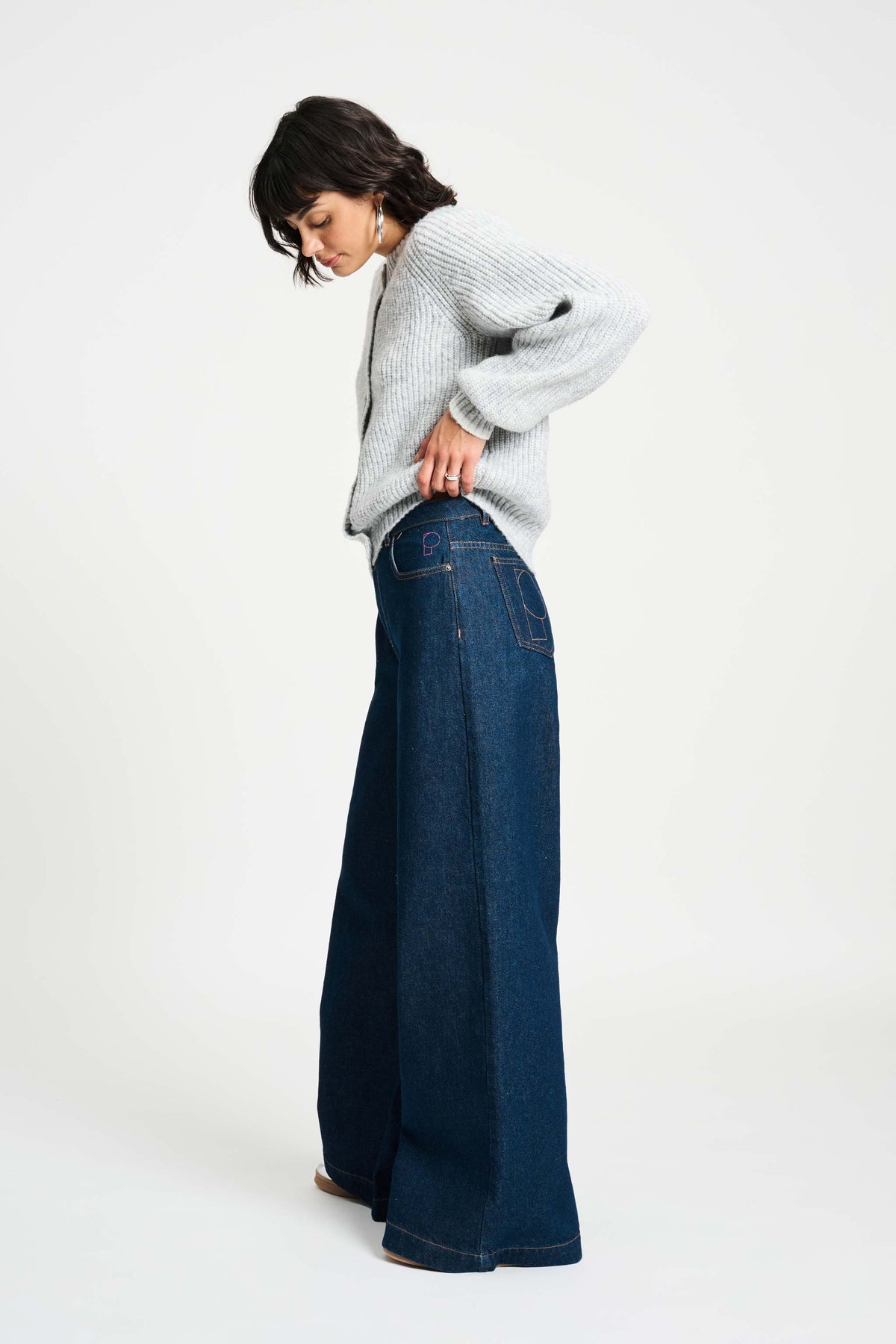 Donkere blauwe POM Amsterdam Jamy baggy wijde jeans met losse pasvorm en grote zakken, getoond op een model.