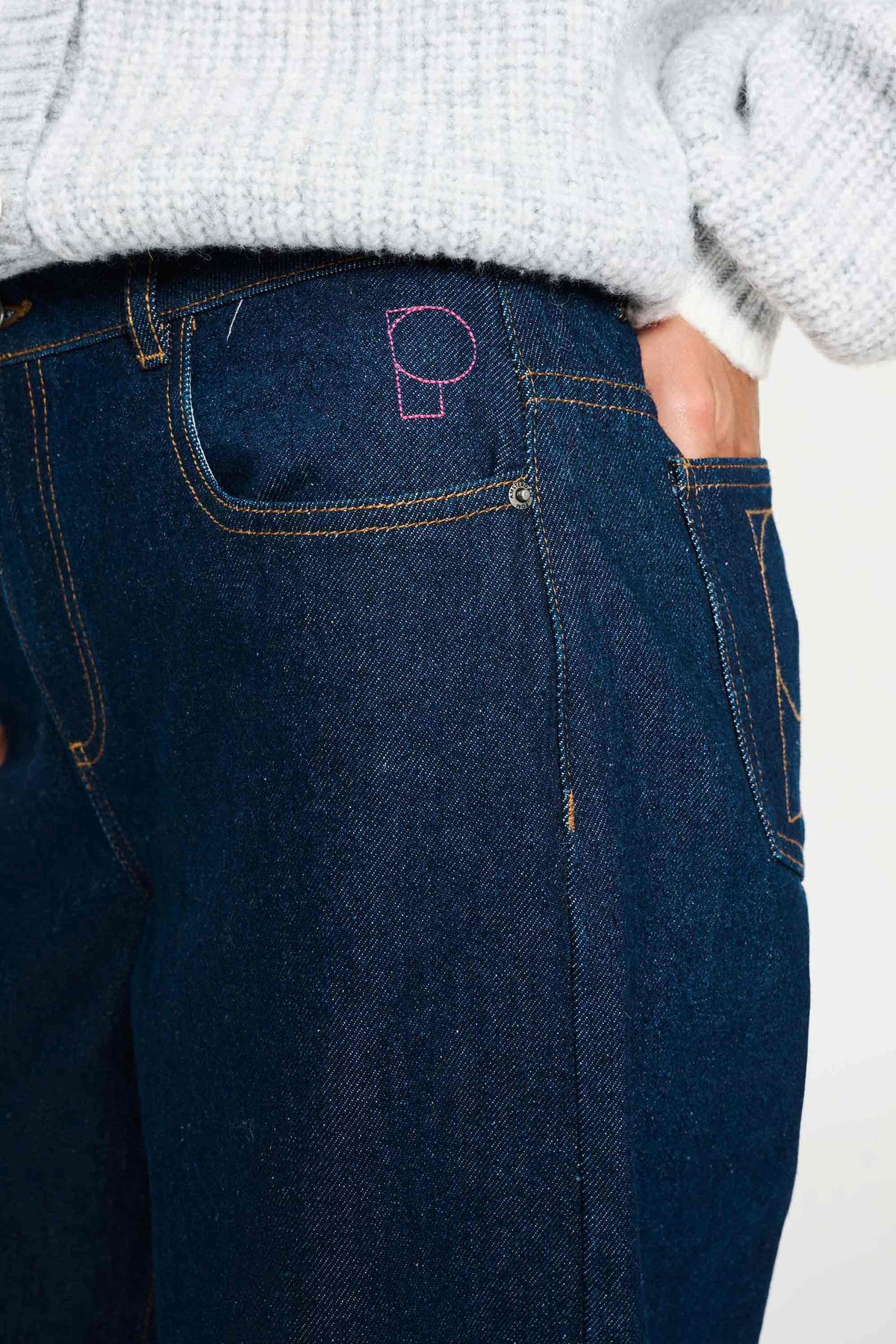 Donkere blauwe baggy jeans van POM Amsterdam met wijde pijpen en casual pasvorm, model Jamy, zichtbaar op de foto.
