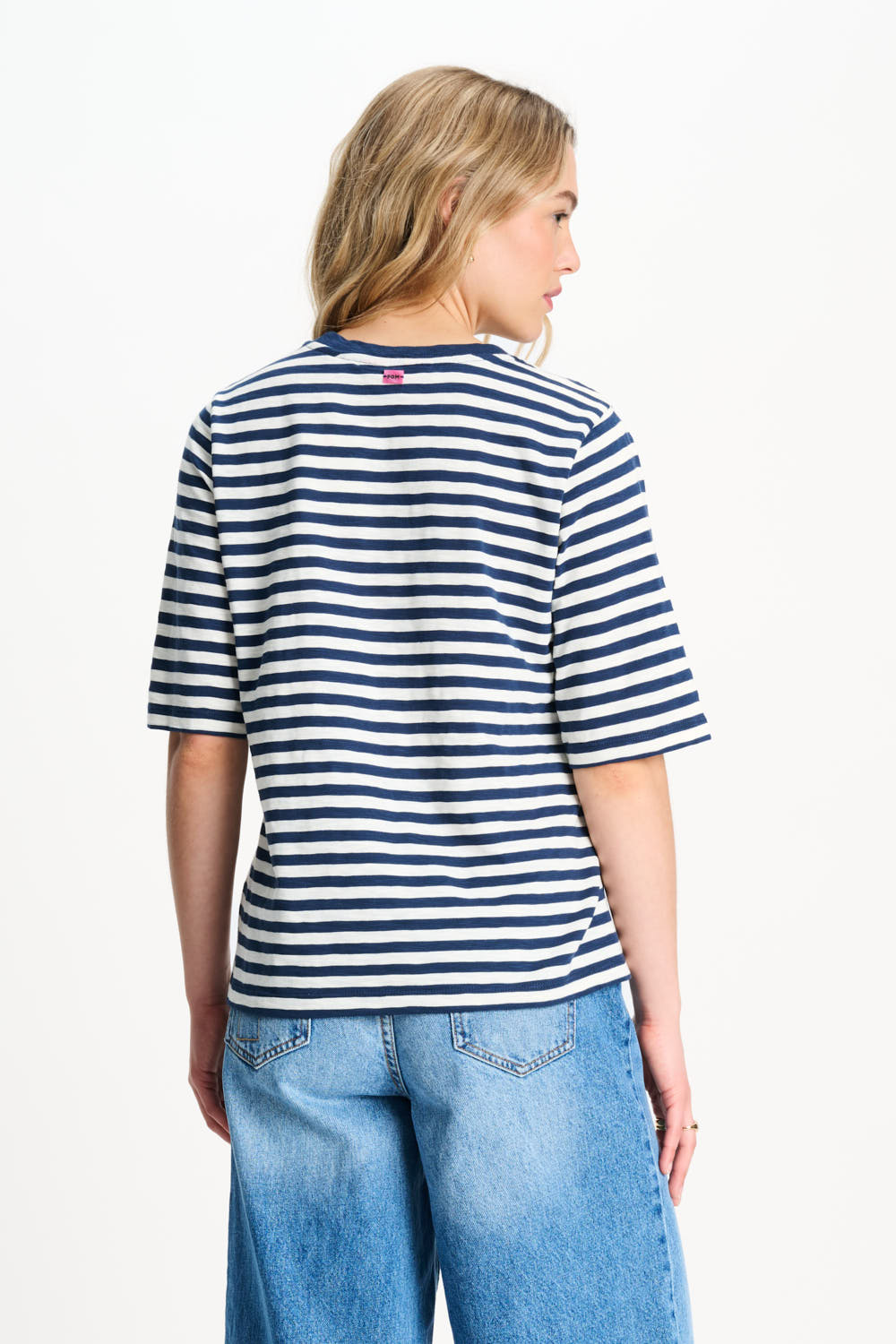 Blauwe en witte gestreepte POM Amsterdam T-shirt Tyra, casual top met korte mouwen en ronde hals, voor dames.