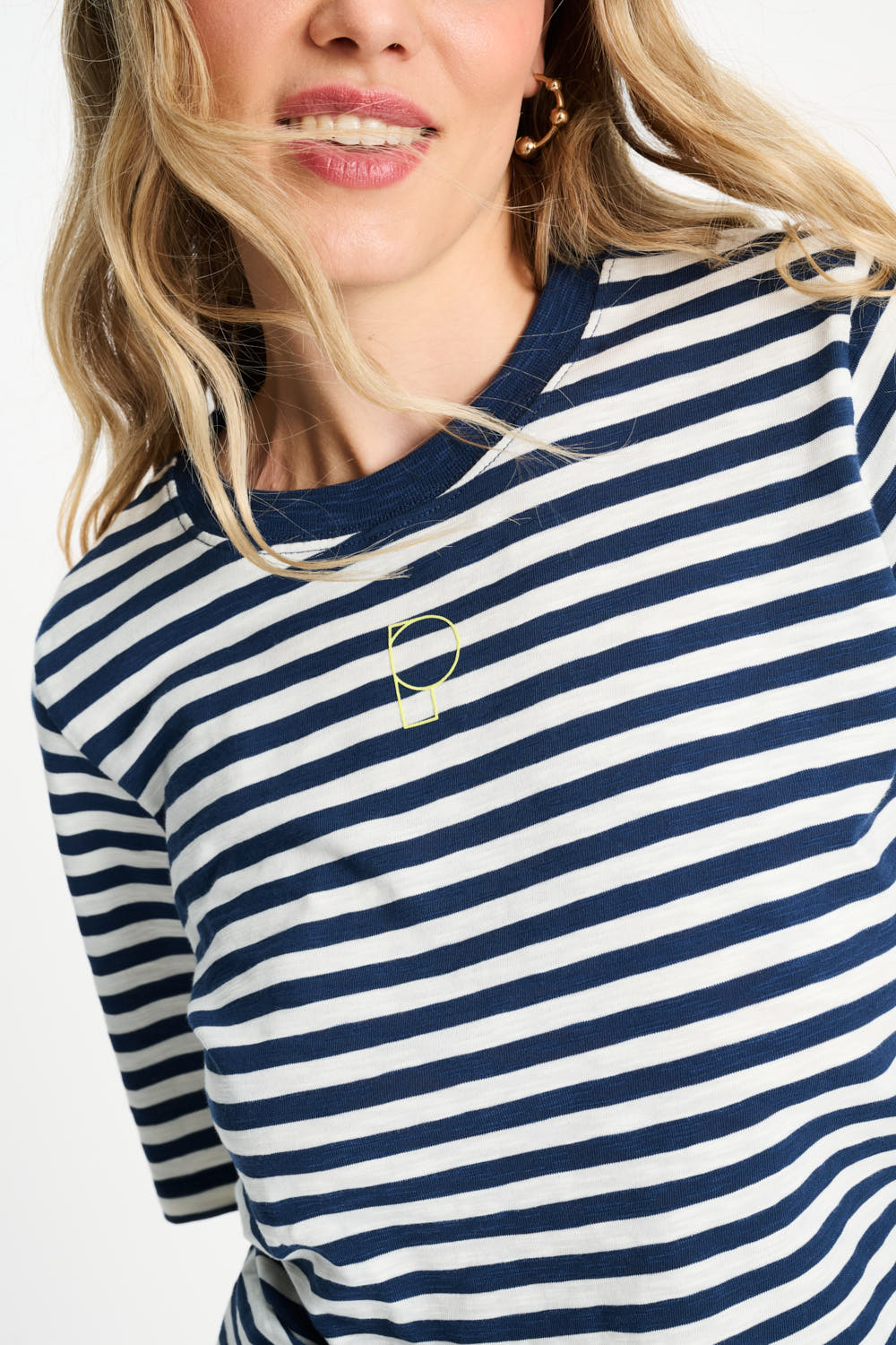Blauwe en witte gestreepte T-shirt van POM Amsterdam, model Tyra, zichtbaar met comfortabele pasvorm en stijlvolle uitstraling.