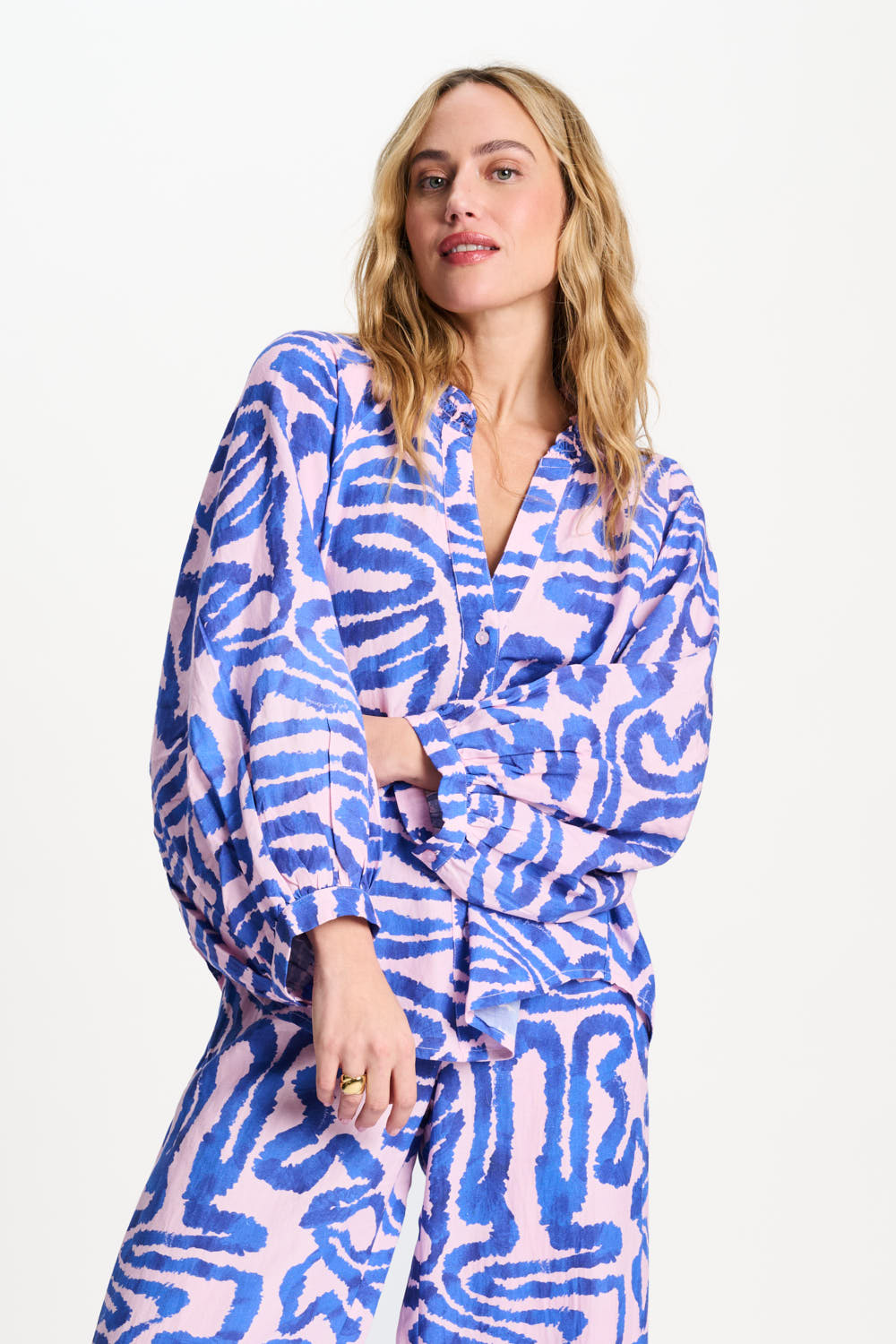 POM Amsterdam blouse Waves in roze linnen met multikleurige golvende patronen, stijlvolle dames blouse voor herfst en winter