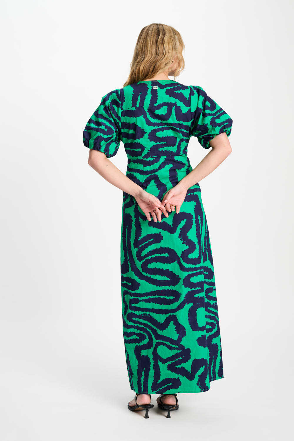Groene multicolour POM Amsterdam jurk met golvende poplin stof en kleurrijk patroon, geschikt voor dames.