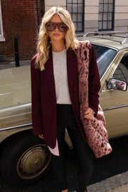 Blazer Haven Bordeaux van Studio Amaya, close-up van de licht getailleerde blauwe blazer met knopen en revers.