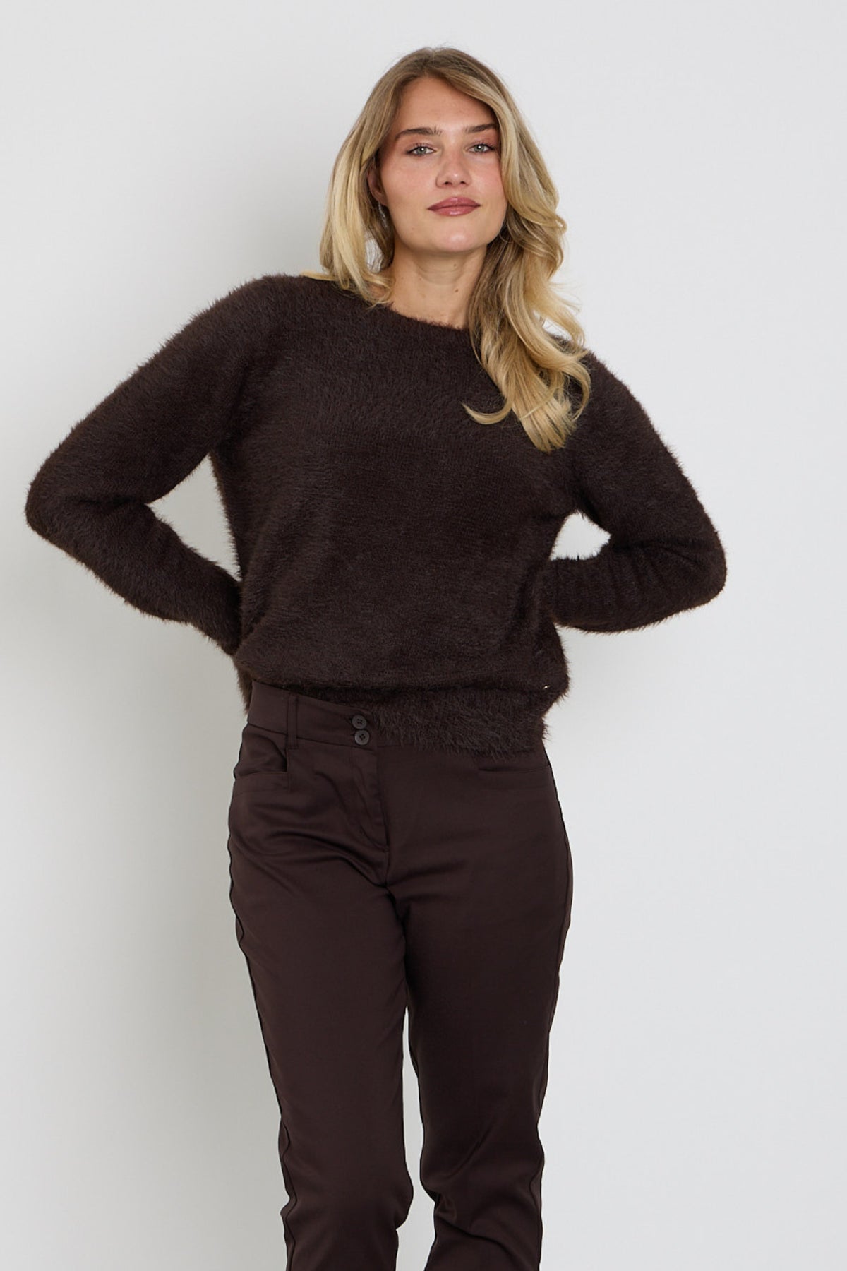 Roze, zachte sweater van Red Button, model Sweet Fuzzy Espresso SRB5117, met dikke textuur en comfortabele pasvorm.