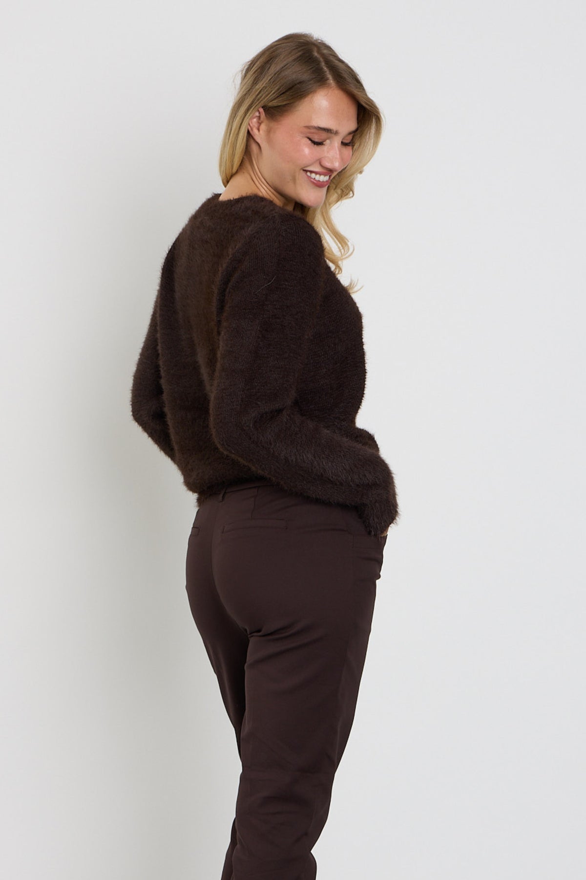 Roze Sweet Fuzzy espresso top van Red Button met zachte textuur en comfortabele pasvorm, zichtbaar in de afbeelding.