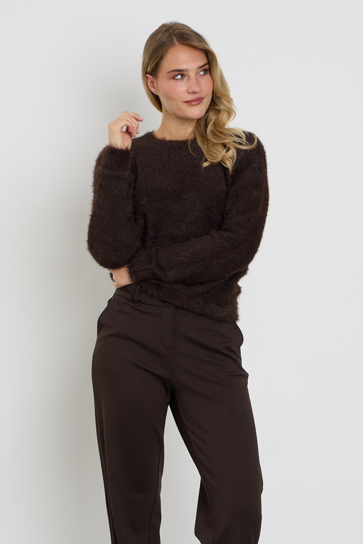 Zachte, roze top van Red Button met fuzzy textuur en espresso kleur, gedragen door een model.