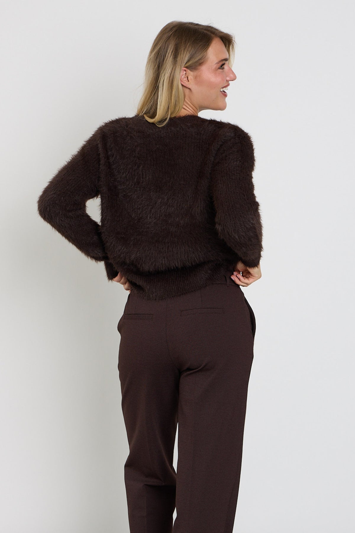 Zachte, roze top van Red Button met fuzzy textuur en stijlvolle uitstraling, passend bij de Sweet Fuzzy Espresso collectie.
