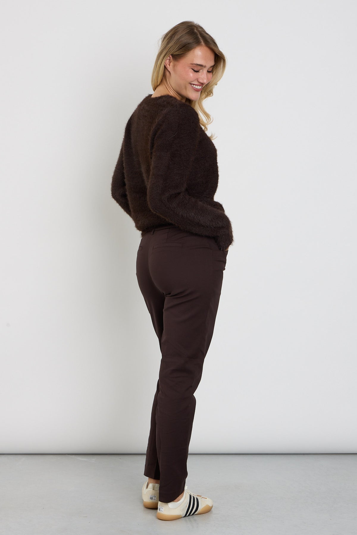 Donkere espresso kleurige broek Diana Smart van Red Button, met een elegante pasvorm en stijlvolle details.