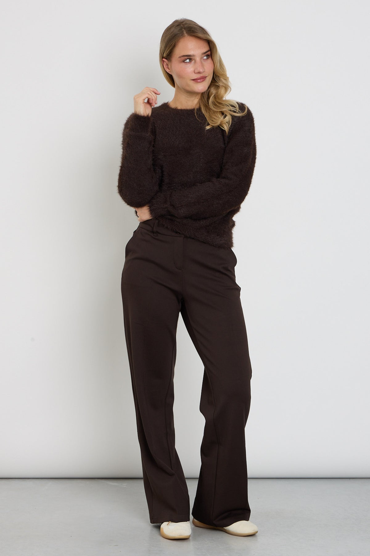 Zwarte broek Diana Smart Espresso SRB5037 L30 van Red Button, casual ontwerp met slanke pasvorm, getoond op een model.