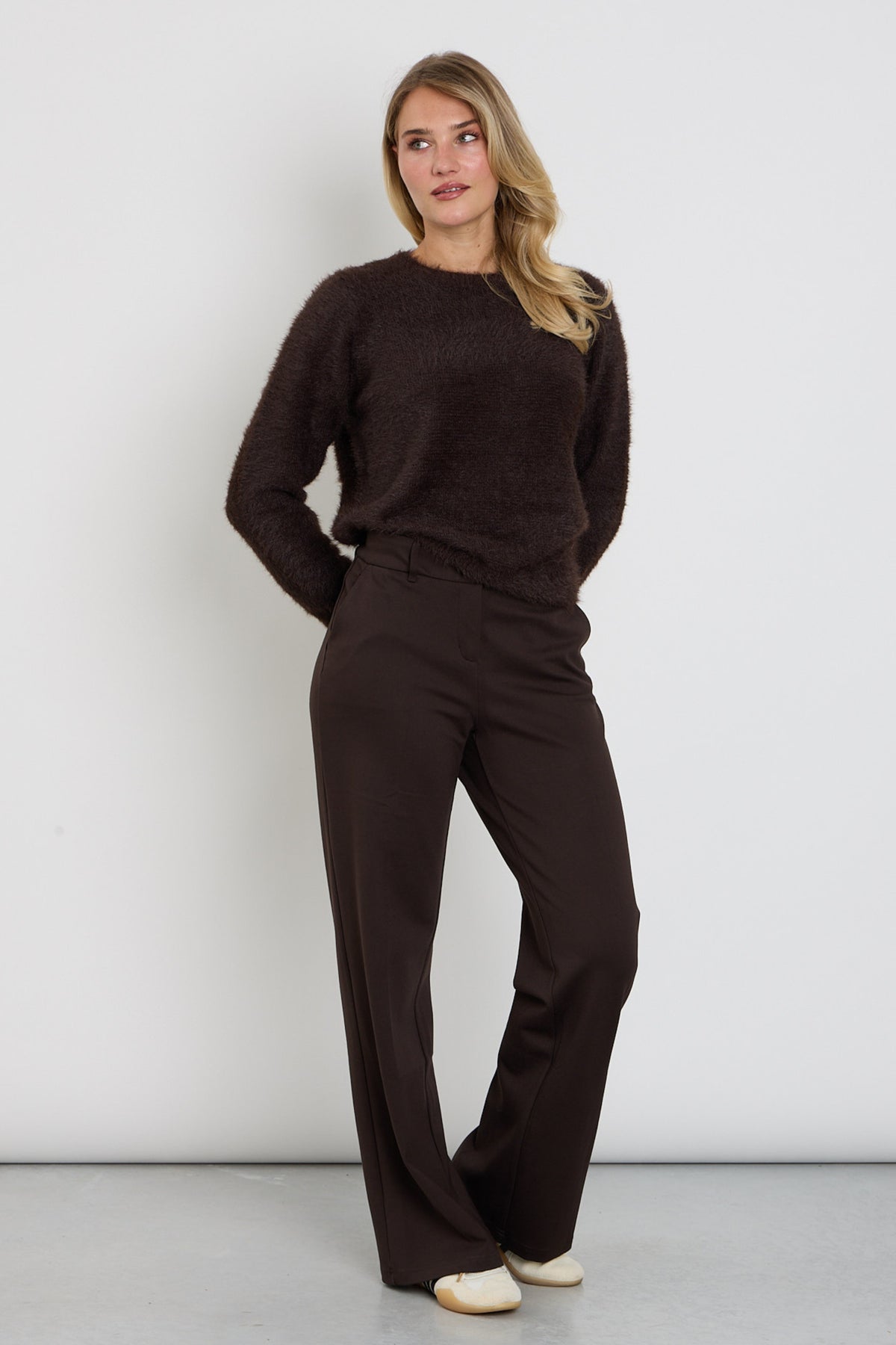 Zwarte broek Diana Smart van Red Button, soepel vallend met een elegante pasvorm, weergegeven op een model.