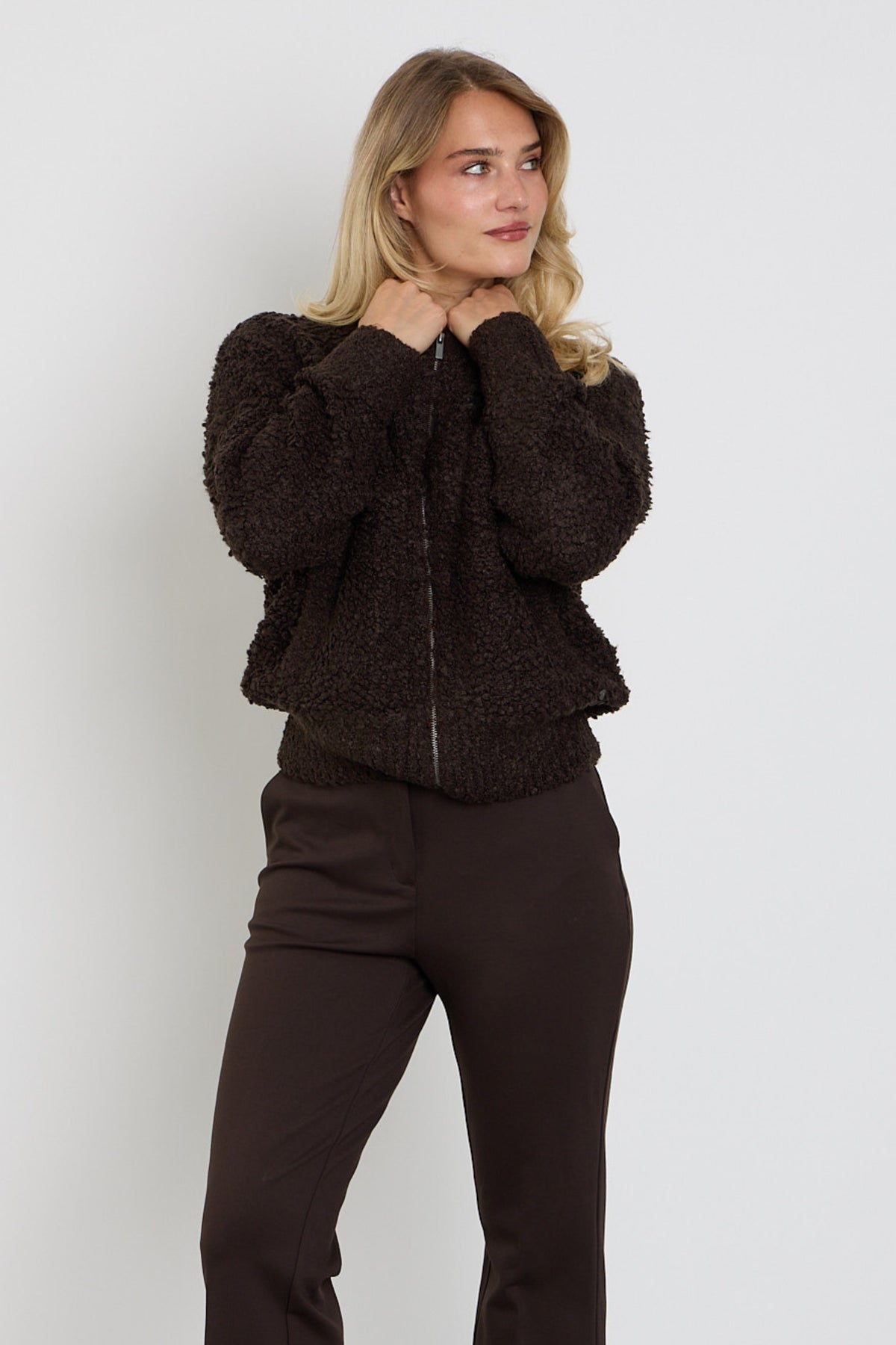Donkerbruine bomber knit boucle jas van Red Button met ronde hals en textuur, geschikt voor casual en stijlvolle outfits.