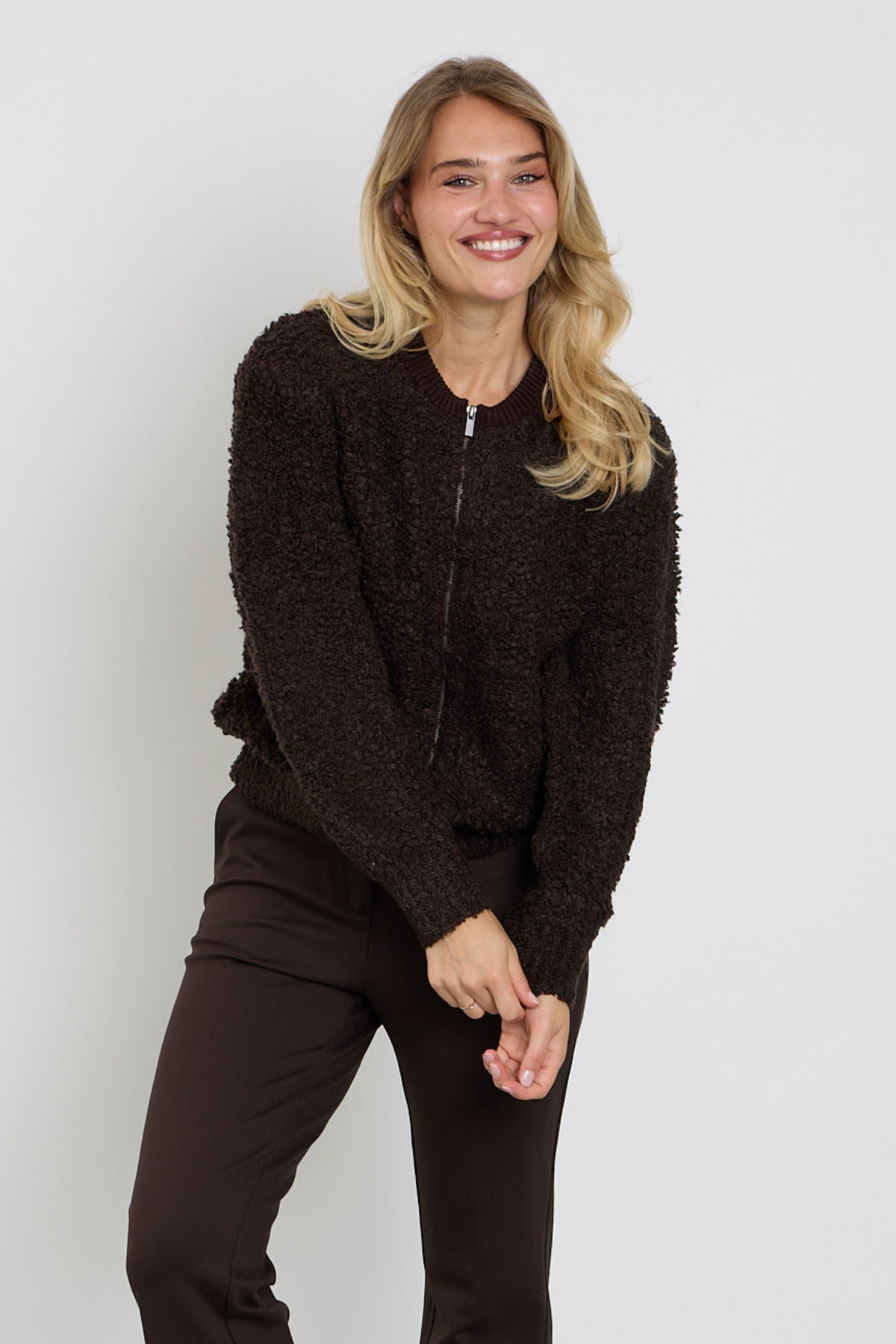 Bomber truien van Red Button in boucle stof in espresso kleur, comfortabel en stijlvol voor dames.