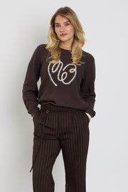 Rode sweater met logo van Red Button, model Ribbon Logo Espresso SRB5139, zichtbaar op de afbeelding.