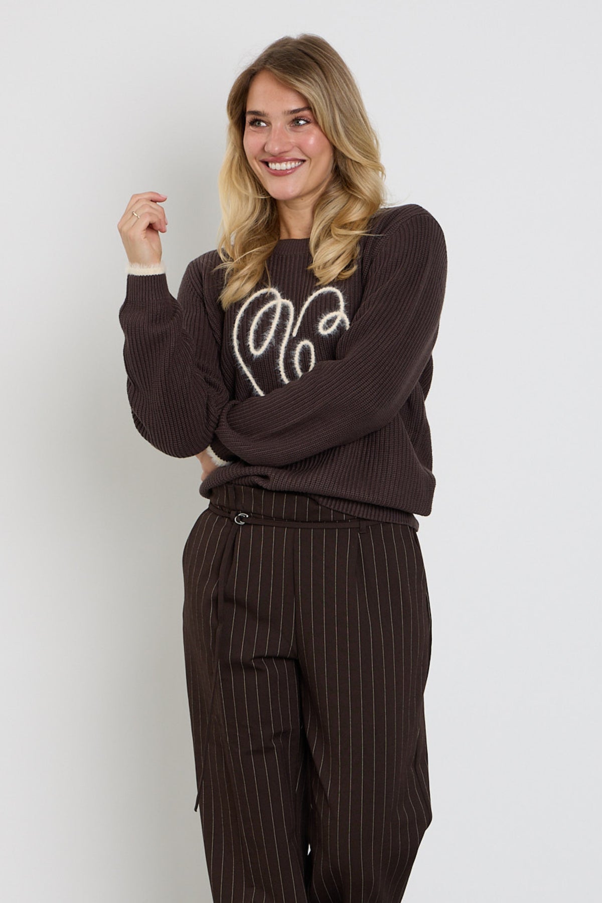 Roze sweater met rode knoop en logo van Red Button, model Ribbon Logo Espresso SRB5139, gedragen door een persoon.