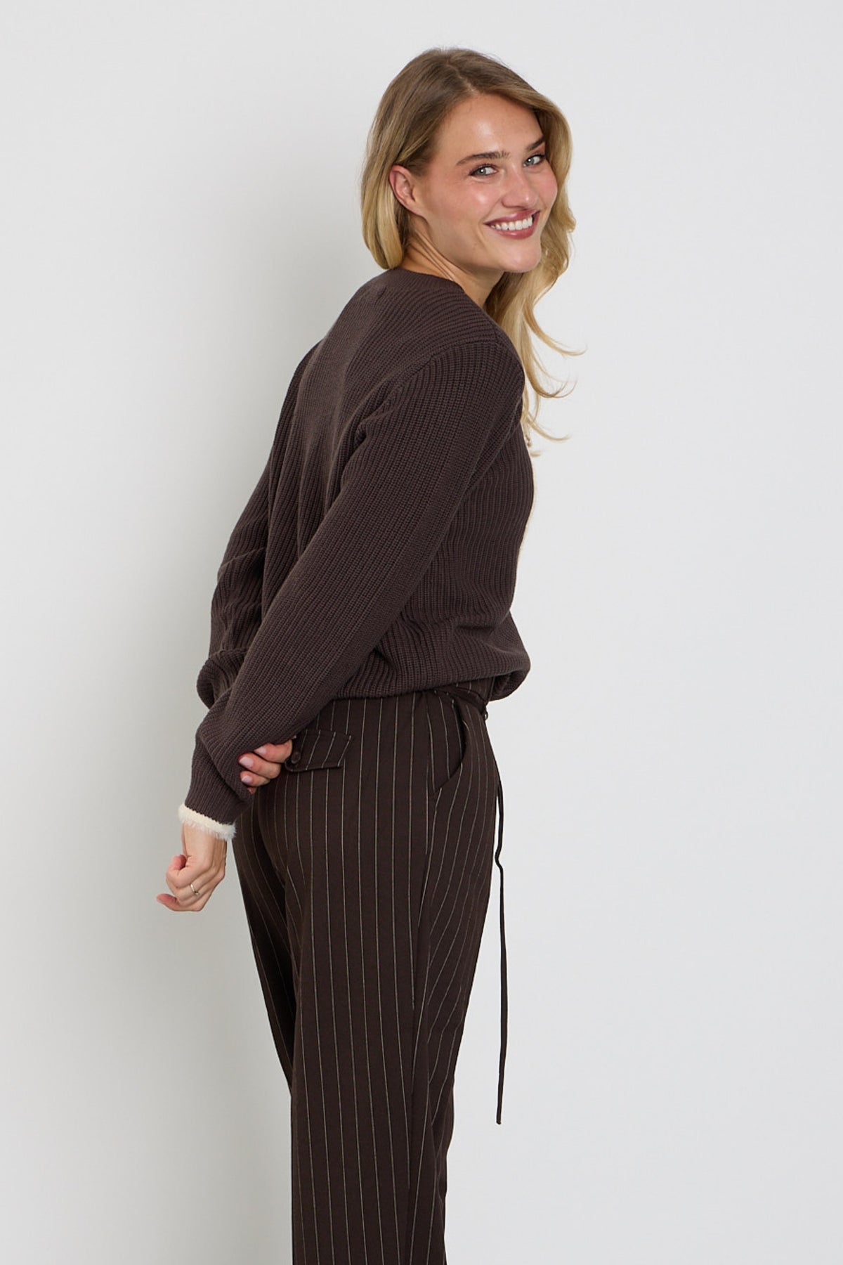 Donkerbruin Red Button Sweater Ribbon Logo Espresso SRB5139 met geborduurd logo en ronde hals, gedragen door een model.