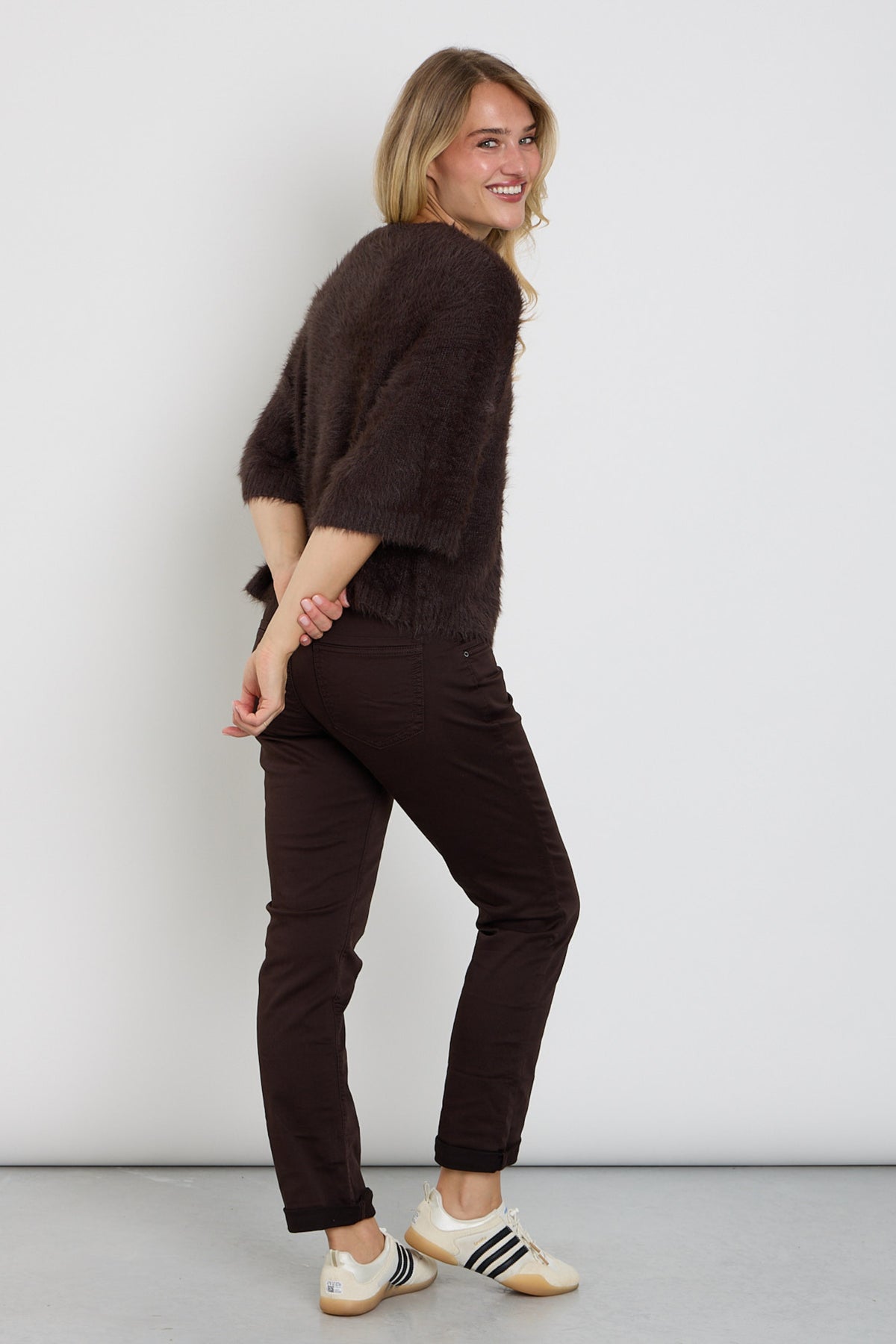 Zwarte relax joggingbroek van Red Button met espresso kleur, comfortabele pasvorm en casual stijl, zichtbaar in de afbeelding.