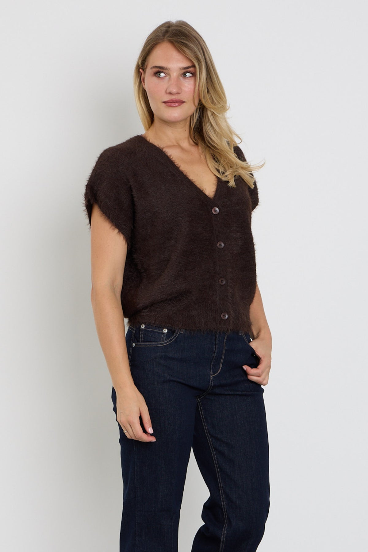 Zwoel mouwloos fuzzy top in espresso van Red Button, zachte textuur, perfect voor casual en stijlvolle outfits.