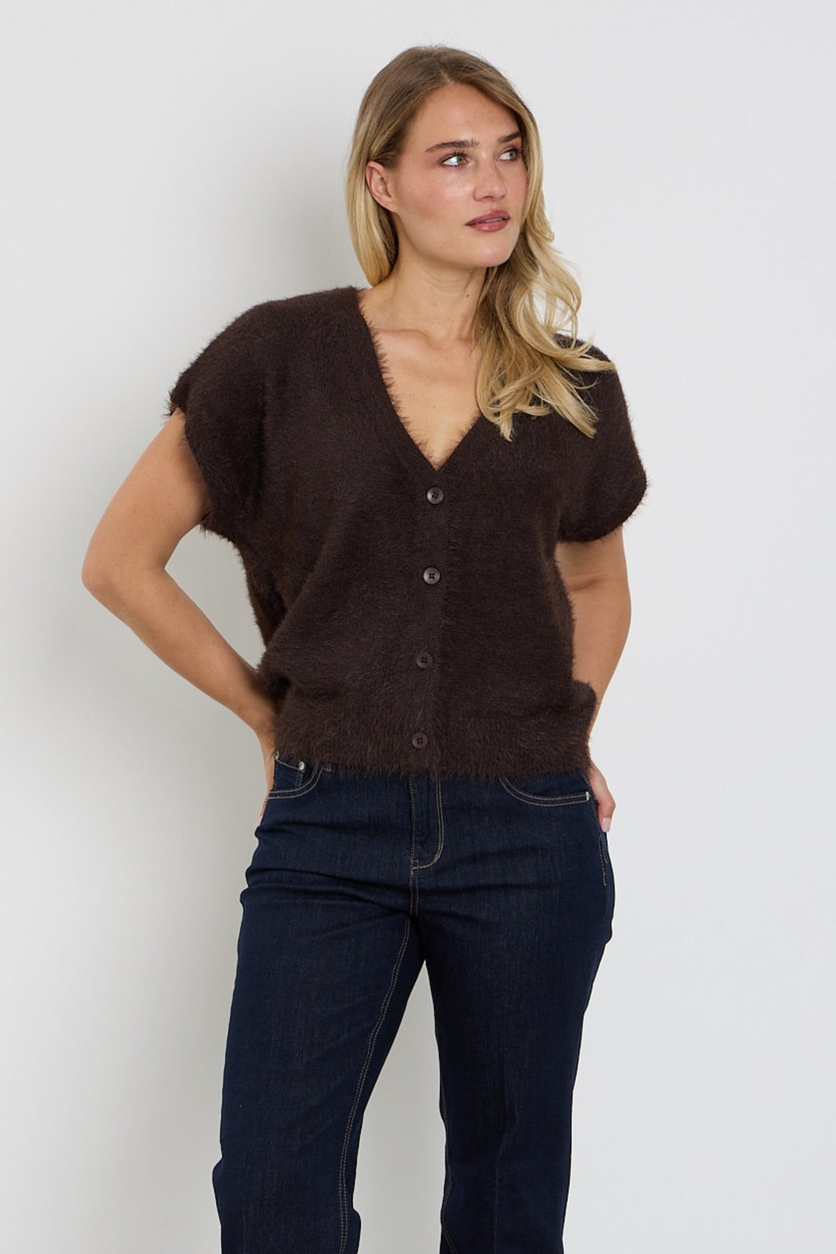 Zwart mouwloos fuzzy top van Red Button in espresso kleur, zachte textuur, perfect voor casual stijl.