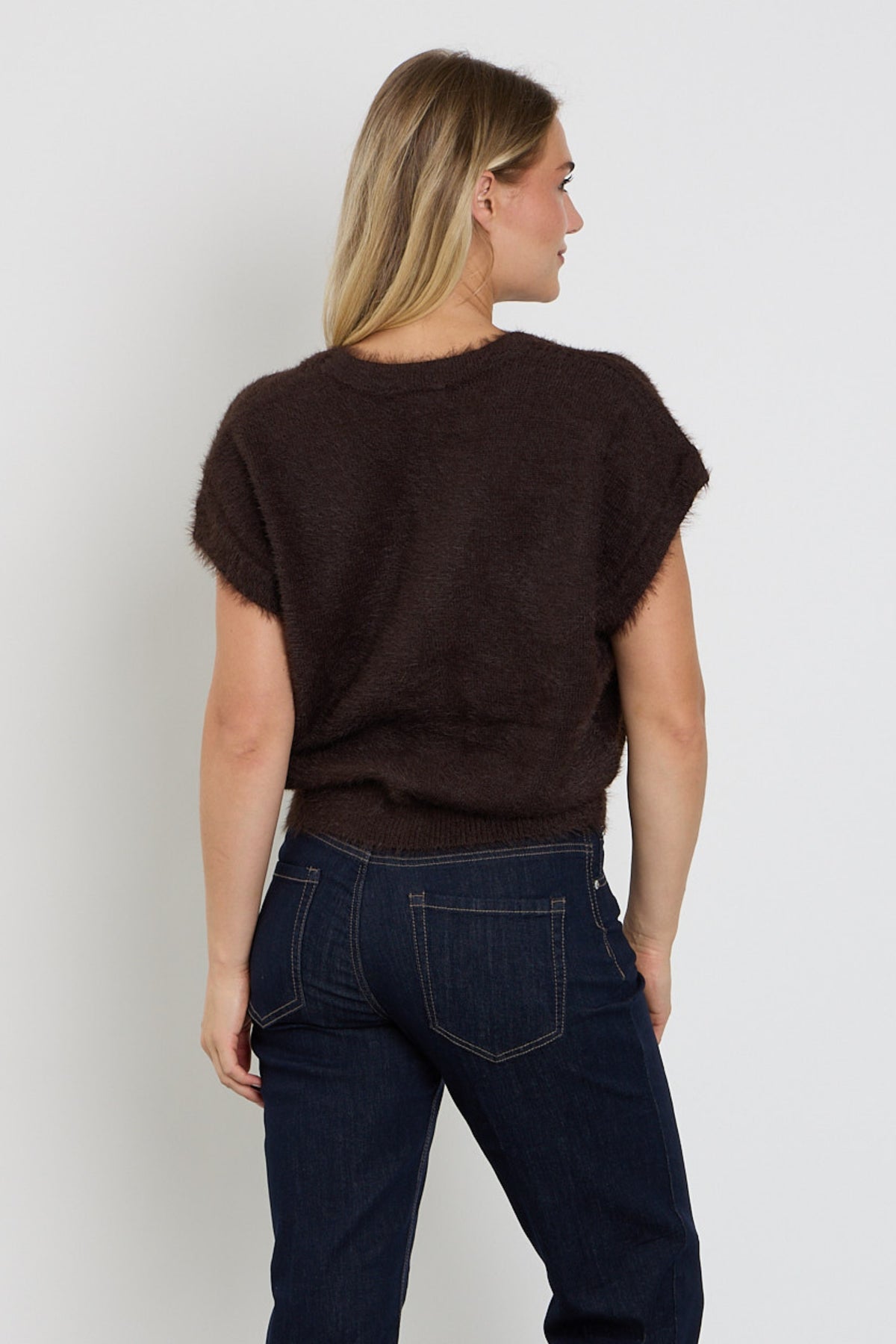 Zwart, mouwloos fuzzy top van Red Button met espresso kleur, zachte textuur en stijlvolle uitstraling.