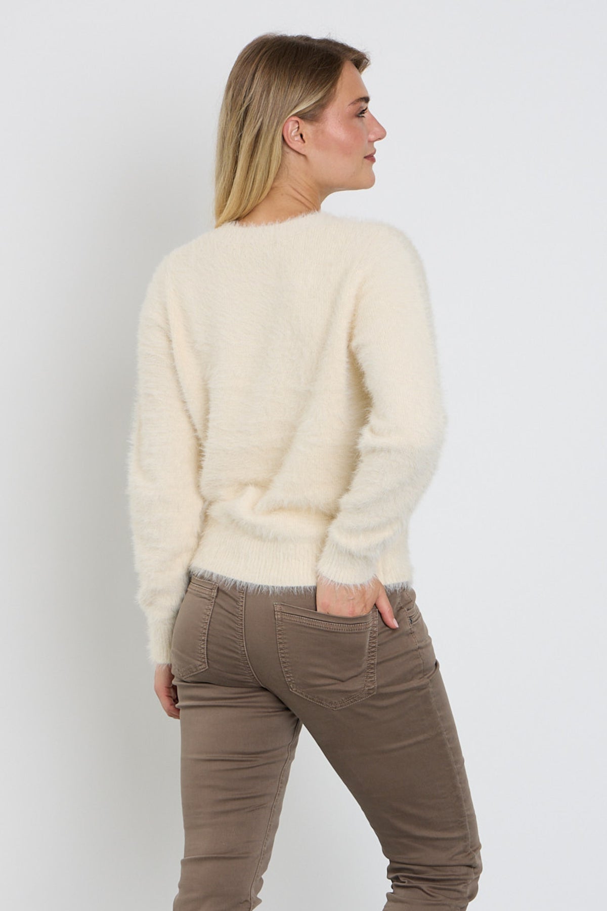 Roze top Sweet Fuzzy Cream van Red Button met zachte, pluizige textuur en ronde hals, gedragen door een model.