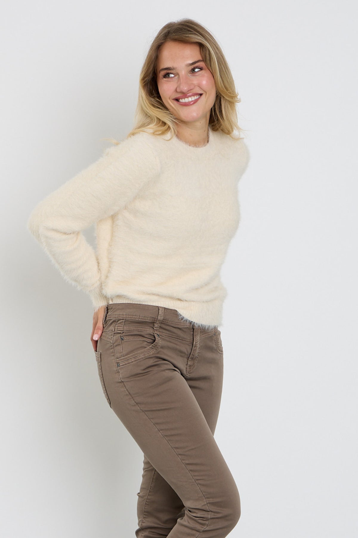Roze fluffy trui van Red Button met zachte, warme textuur, model Top Sweet Fuzzy Cream SRB5117, geschikt voor casual draagstijl
