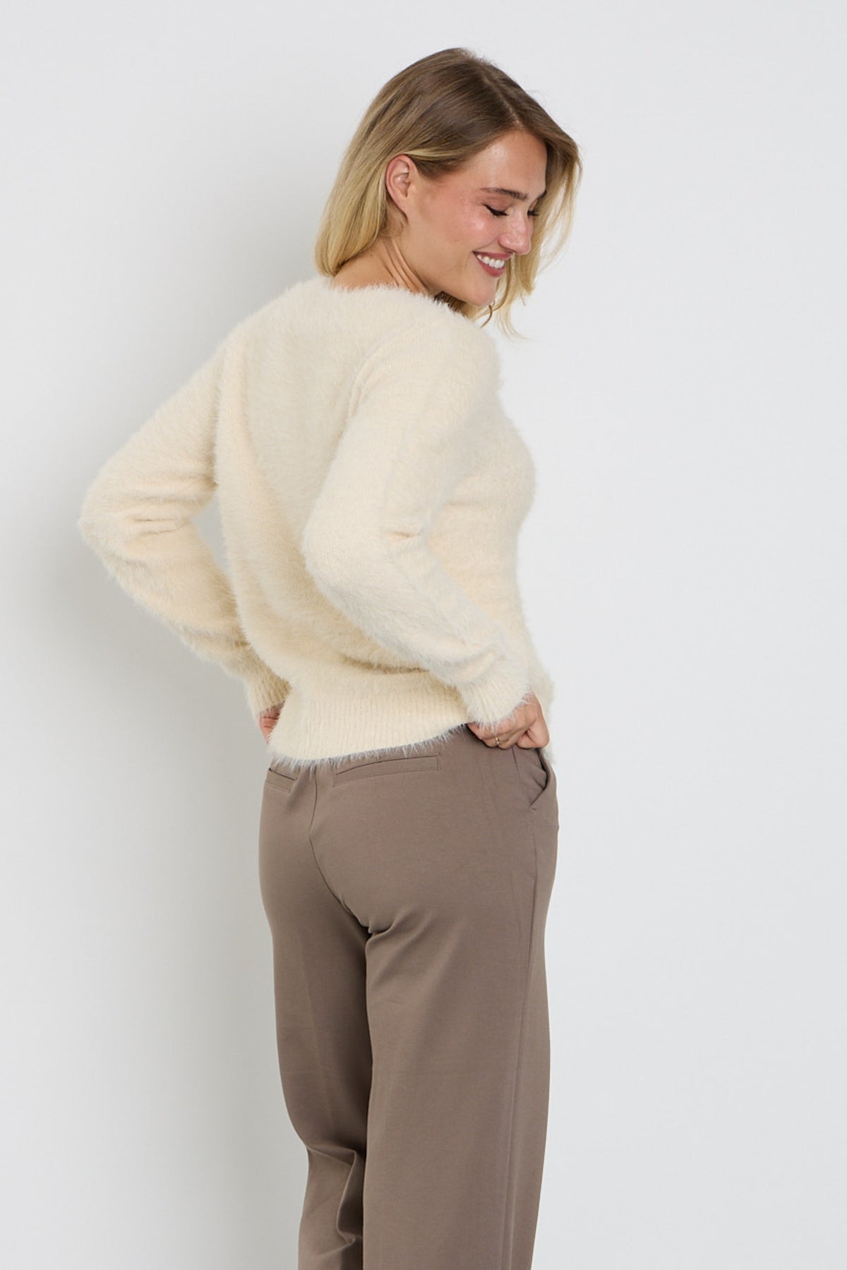 Zacht roze fuzzy top van Red Button met creamkleurige details, comfortabel en modieus voor casual dragen.