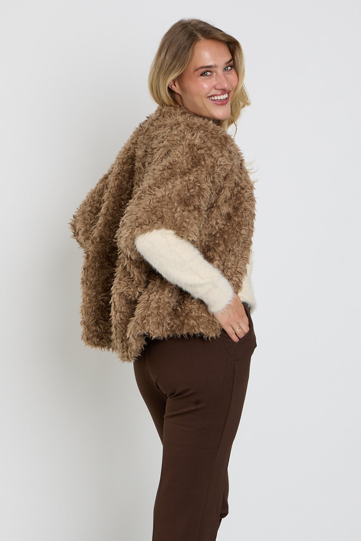 Zwarte Red Button Freddie Fake Fur jas met capuchon en ritssluiting, modieus en warm voor dames.