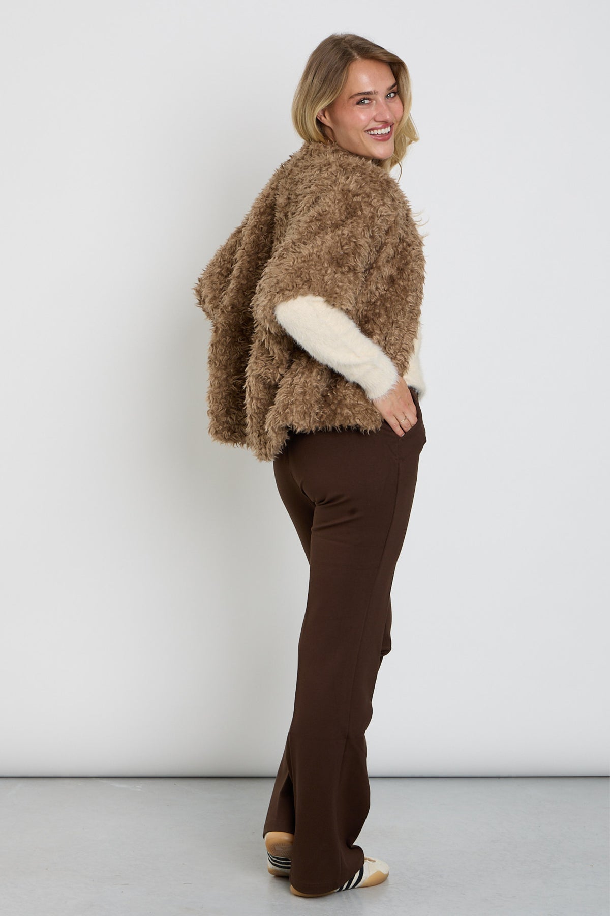 Bruine Bibette Punta broek van Red Button met rechte snit en elastische taille, gedragen door een model.