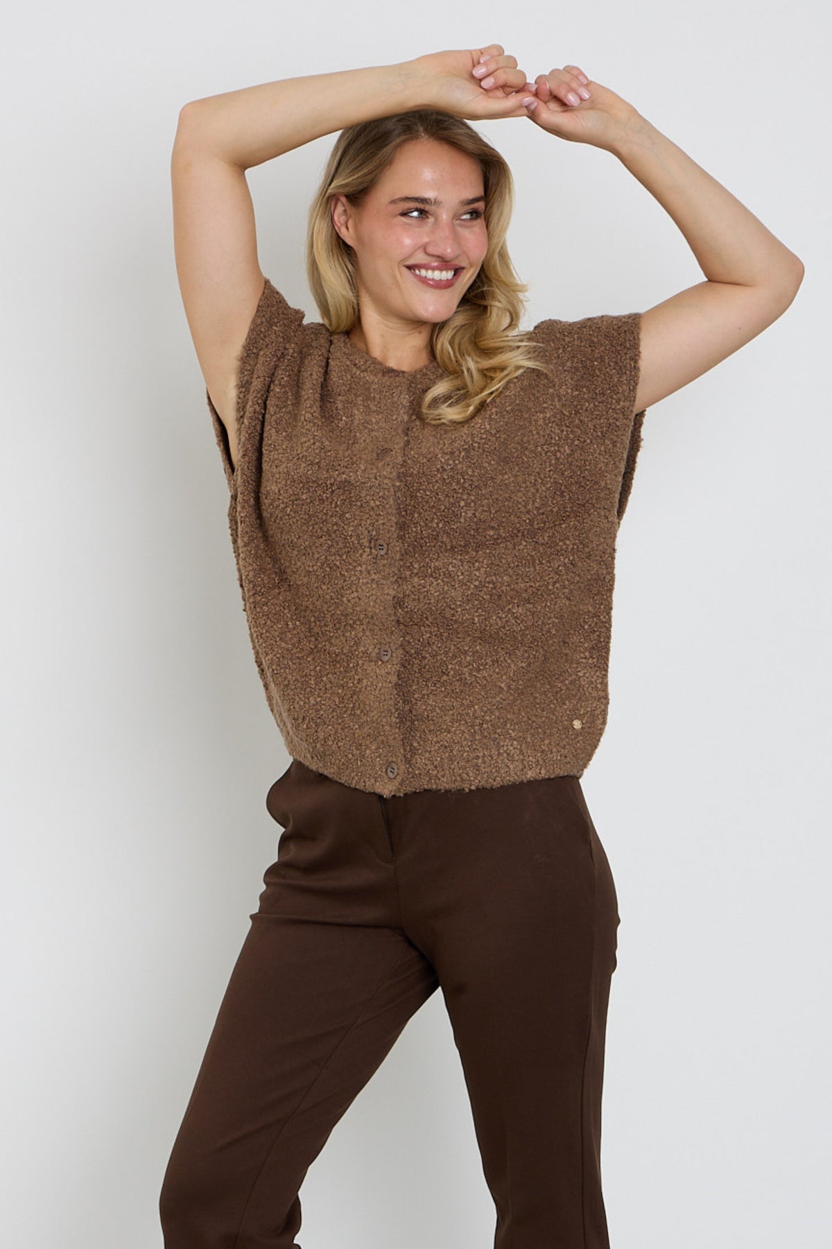 Zijaanzicht van een rood mouwloos gebreid boucle top van Red Button, modelnaam Top Sleeveless Knit Boucle Mud SRB5074.