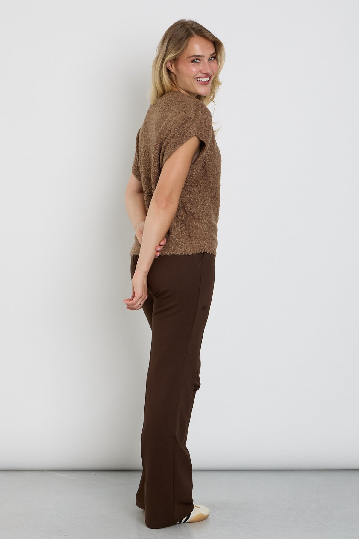 Bruine broek Bibette Punta SRB5019 L33 van Red Button, getoond op model, met comfortabele pasvorm en casual stijl.