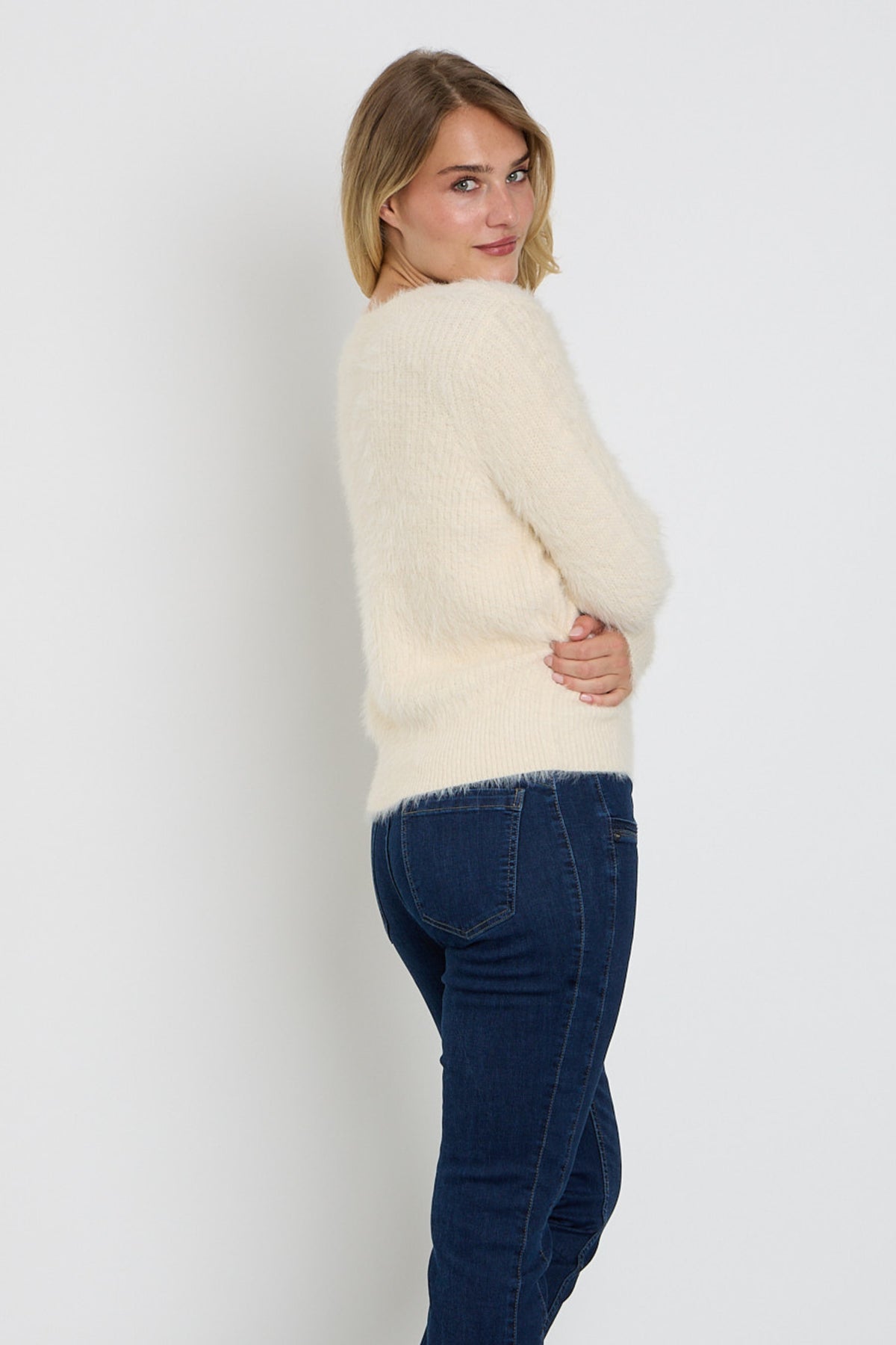 Zachte crèmekleurige fleece vest voor dames van Red Button, vlot en comfortabel, met een ronde hals en zachte textuur.