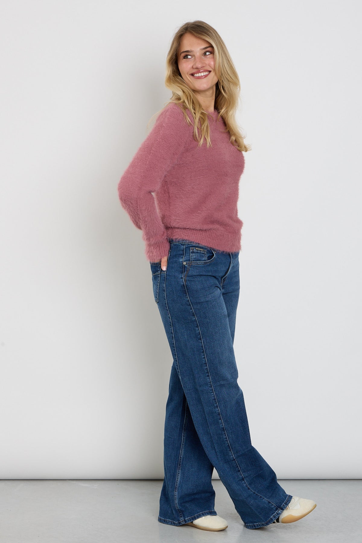 Donkere stone gekleurde Claudette broek met schuine naden van Red Button, getoond op een model.