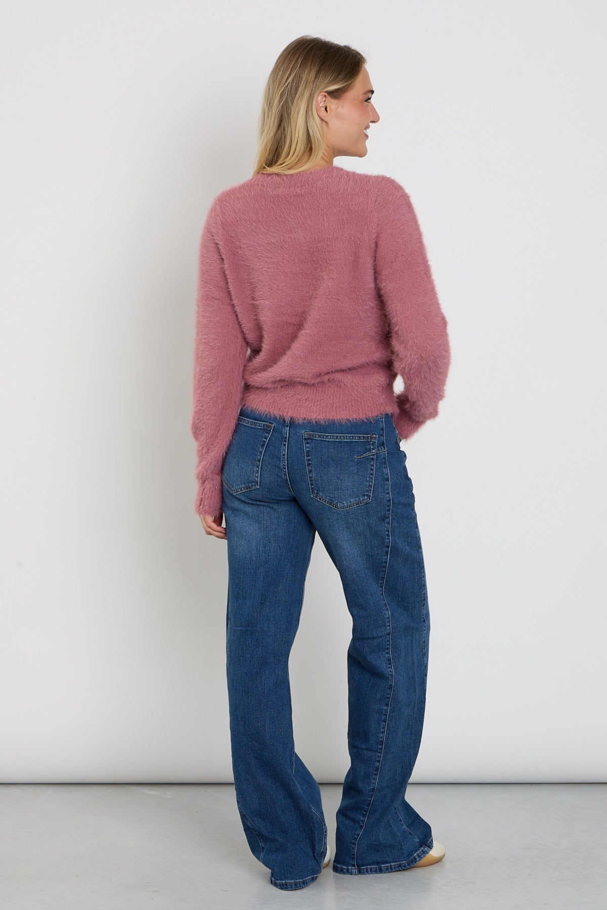 Donkergrijze Claudette broek met schuine naden en used afwerking, door Red Button, getoond op een model.