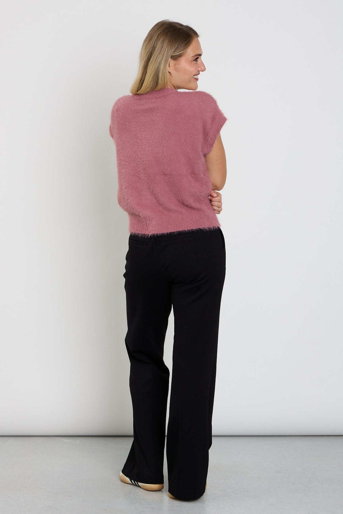 Zwarte broek Brielle Punta van Red Button, met rechte snit en comfortabele pasvorm, zichtbaar op de afbeelding.