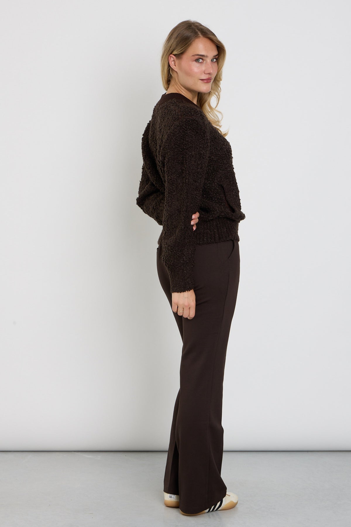 Bruine broek Bibette Punta van Red Button, casual style, met ritssluiting en rechte pasvorm, op een houten achtergrond.