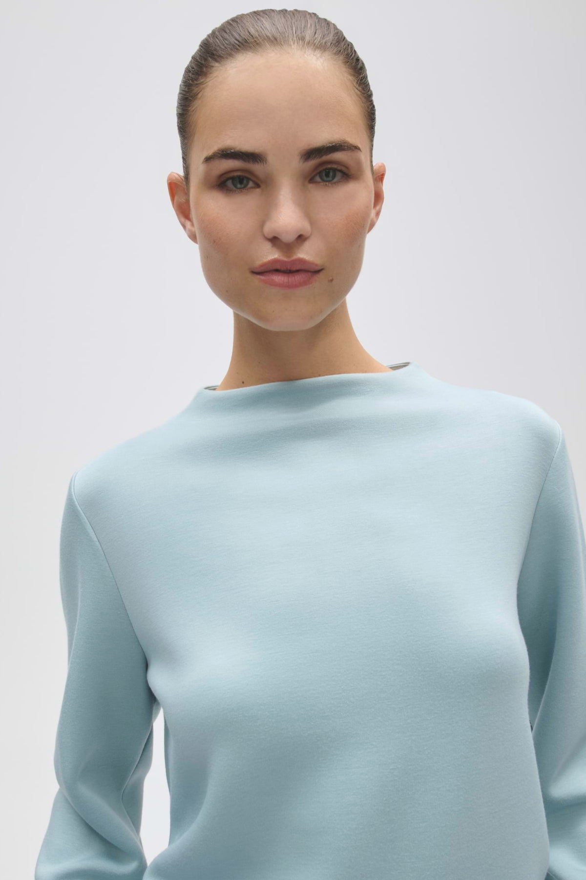 Lichte blauwe trui Gisinna van Opus met lange mouwen en ronde hals, gedragen door een model.