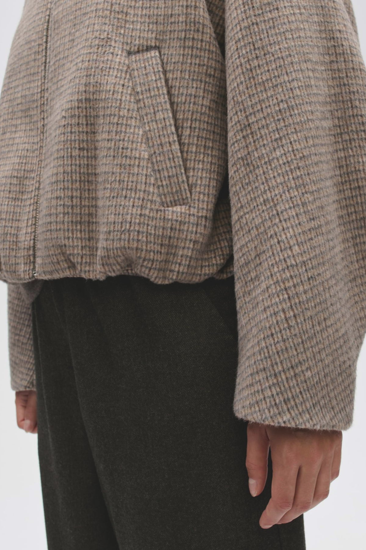 Opus Hessina Affogato jas in beige met rits en capuchon, gedragen door een model, in een stijlvolle buitenomgeving