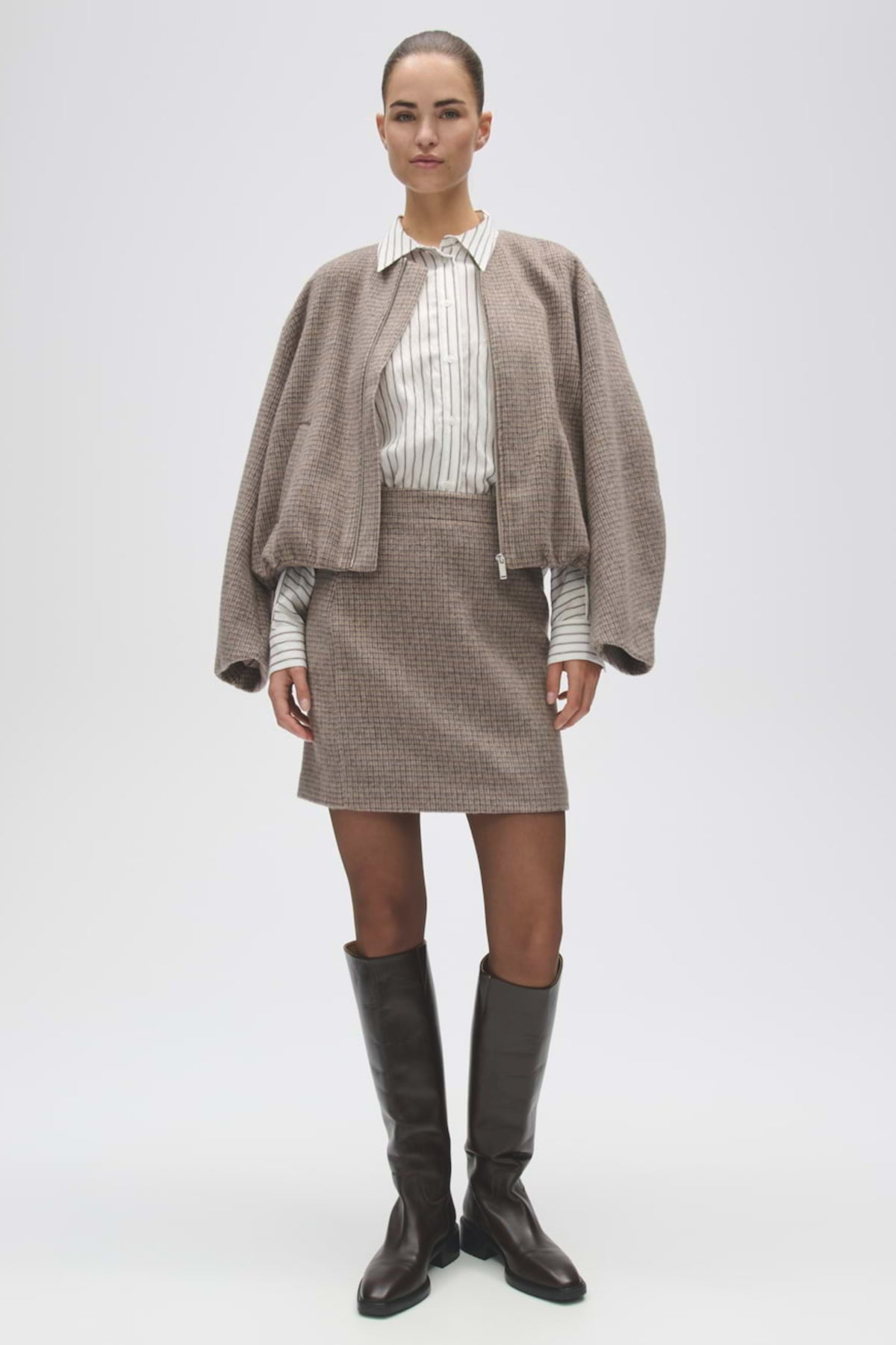Lichte blauwe jacket Hessina Affogato van Opus, zichtbaar met mooie pasvorm en details op de afbeelding.