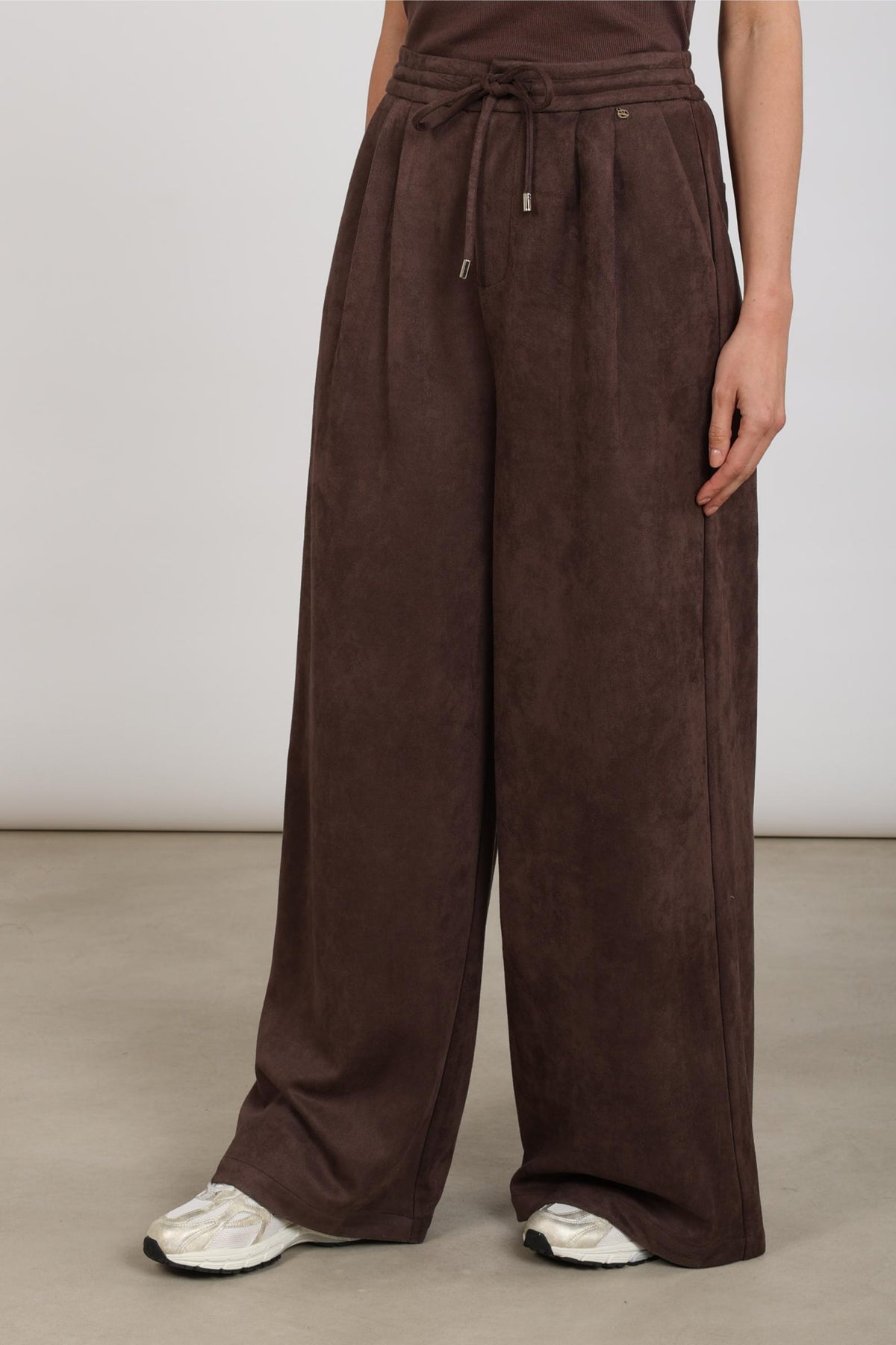 Bruine suède broek van Nukus, model Bertie Suede in chocolade, zichtbaar op de afbeelding.