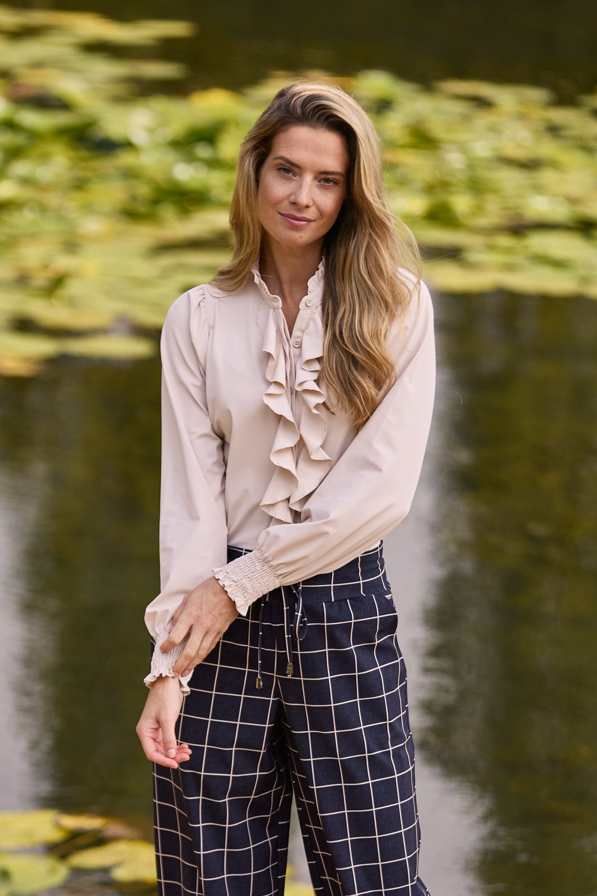 Mi Piace Travel blouse Ruffle Mist, lichtblauwe blouse met romantische ruches en elegante pasvorm, geschikt voor reizen en casual.