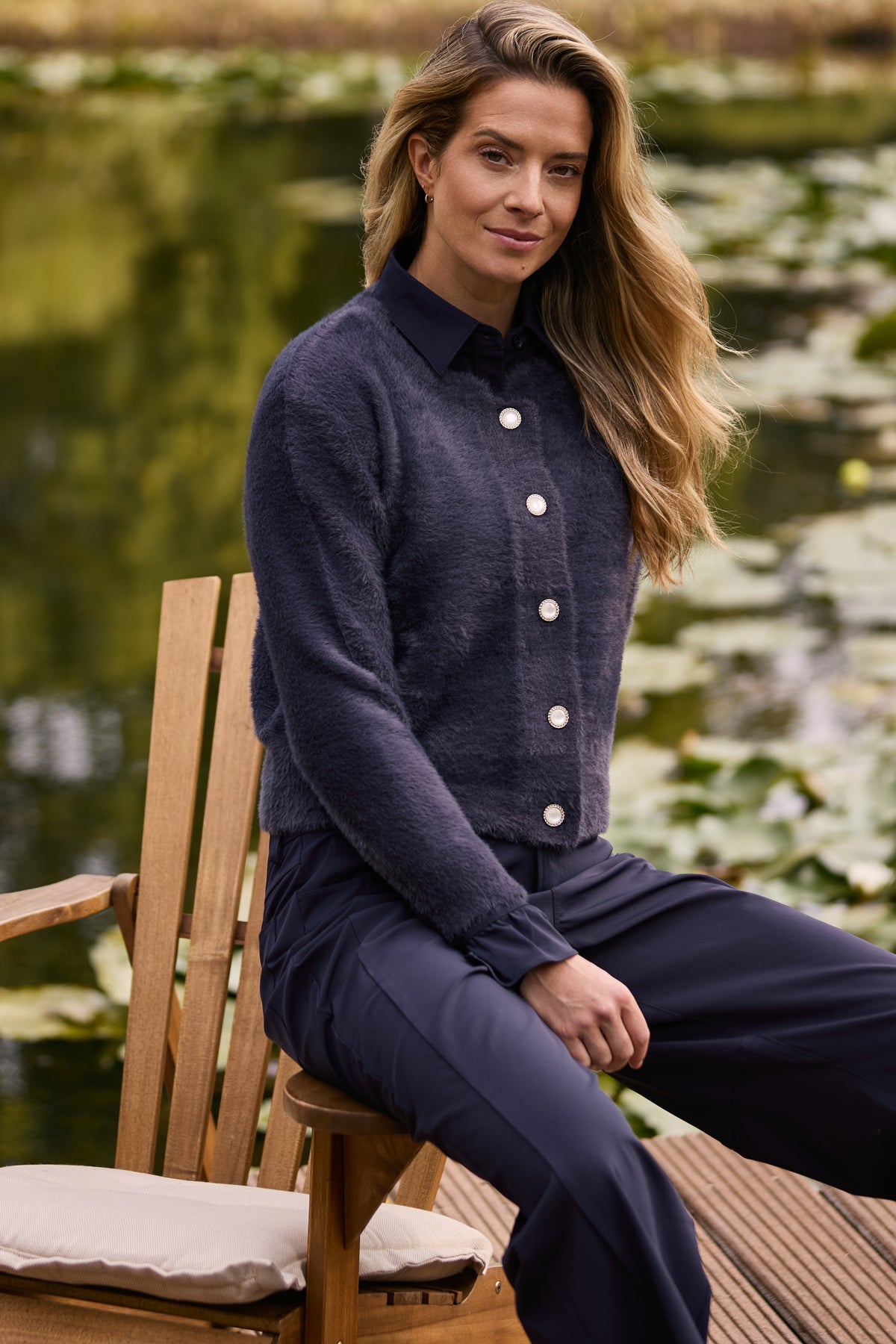 Navy blauwe reisblouse van Mi Piace, getoond op een mannequin, met zachte stof en elegante snit.