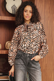 Blouse met strik en glinsterende stippenprint van EsQualo, modieuze damesblouse met elegante details.