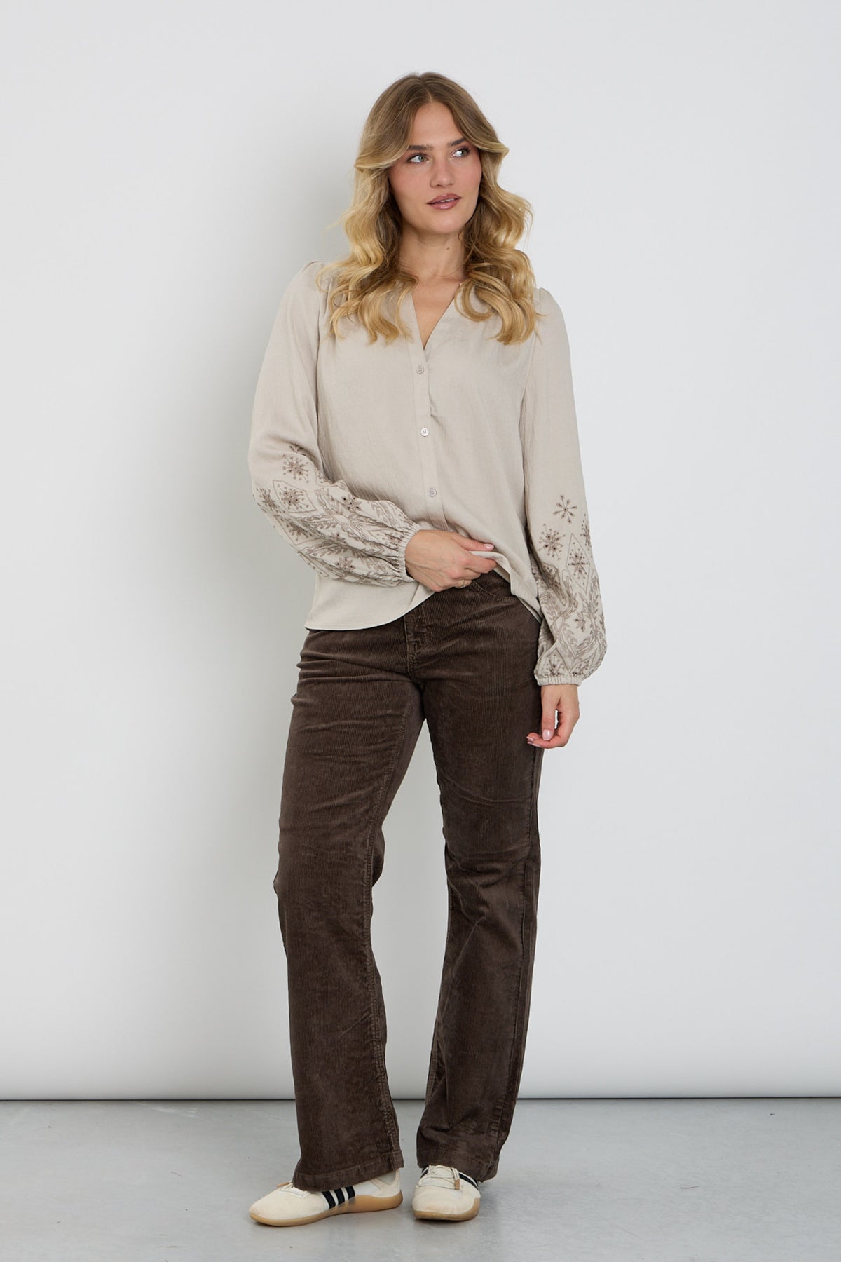 Lange rode werkbroek Bibette Cord Mud SRB5083 L32 van Red Button met stevige stof en praktische zakken, geschikt voor werken.